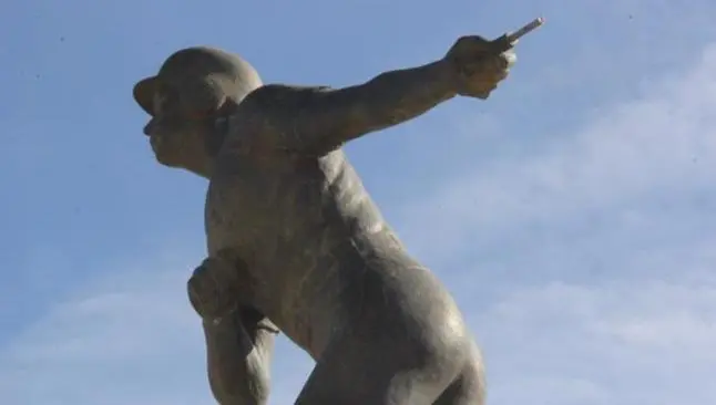 Roban bat a estatua del beisbolista Héctor Espino