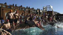 Británicos se divierten nadando pese a estar -8 °C