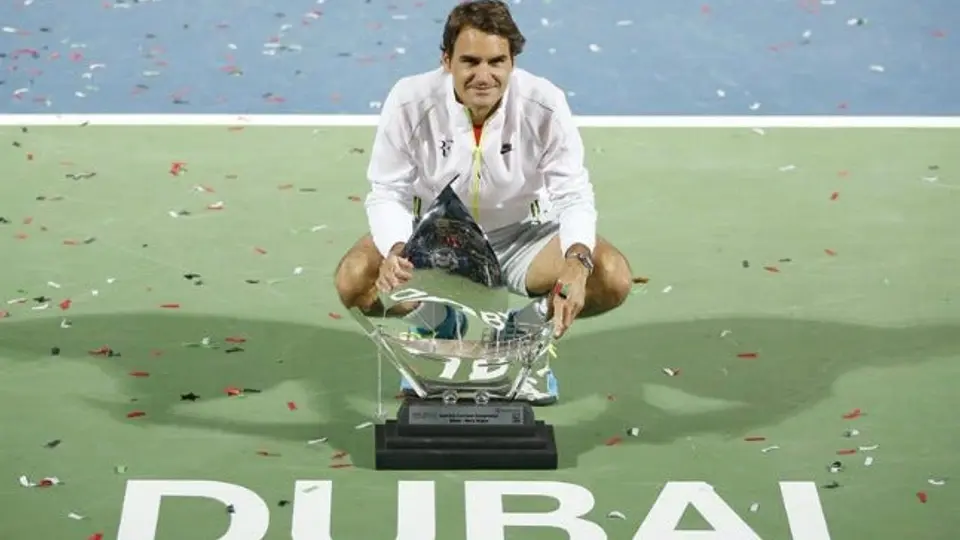 Federer vence a Djokovic y se corona en Dubai