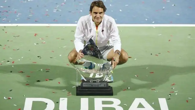 Federer vence a Djokovic y se corona en Dubai