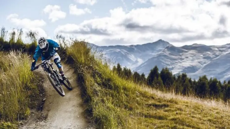 Hombre de 48 años conquista los Alpes con su bicicleta