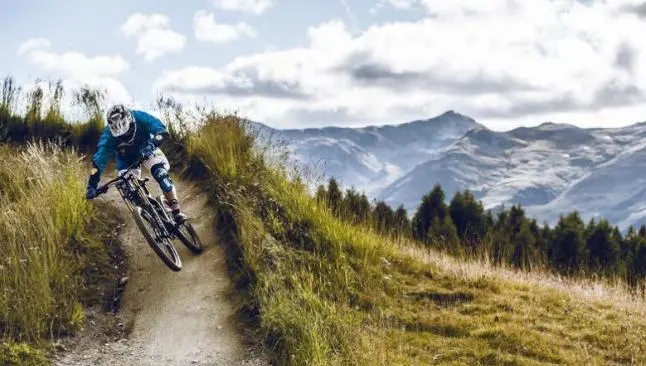 Hombre de 48 años conquista los Alpes con su bicicleta