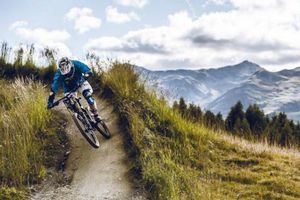 Hombre de 48 años conquista los Alpes con su bicicleta