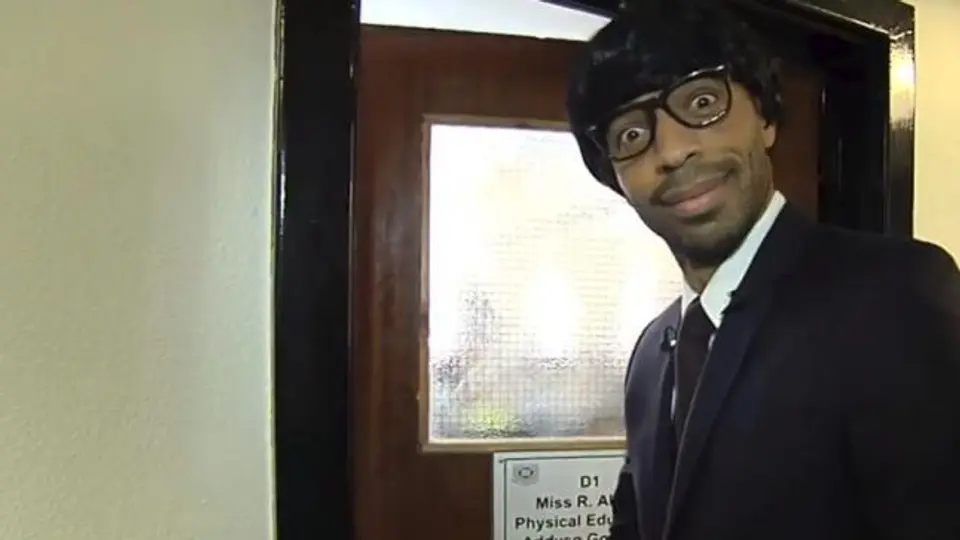 Henry se disfraza de profesor y sorprende a joven estudiante