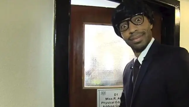 Henry se disfraza de profesor y sorprende a joven estudiante