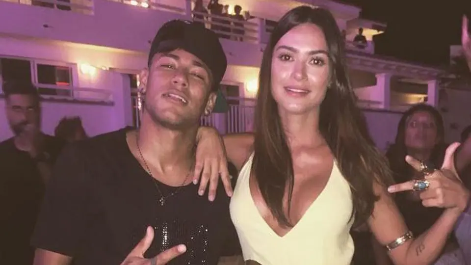 Neymar, acompañado de sexy modelo en vacaciones por Ibiza