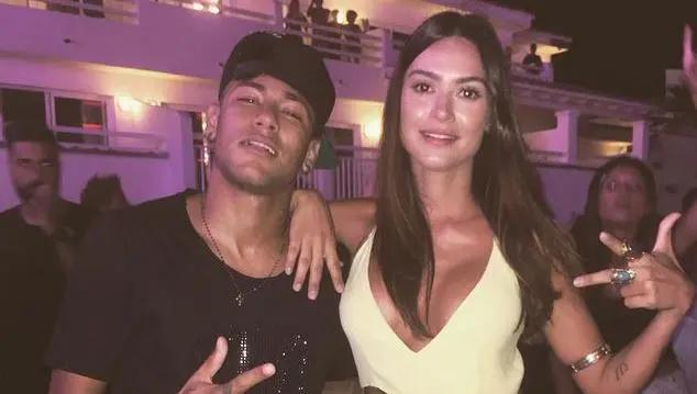 Neymar, acompañado de sexy modelo en vacaciones por Ibiza