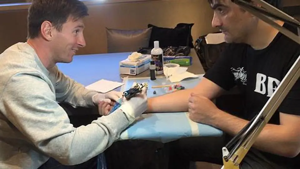 Messi debuta como tatuador