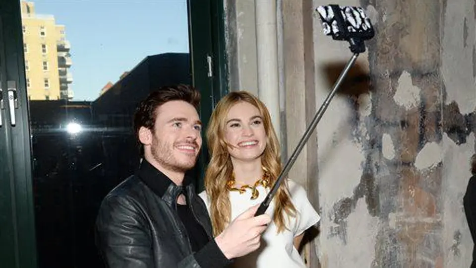 Versalles prohibe uso de los bastones para selfies