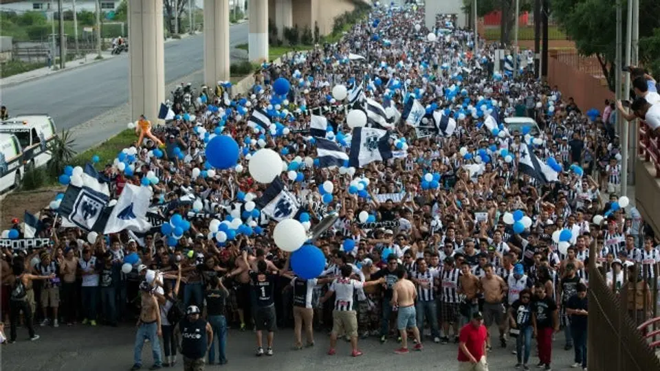 Afición de Rayados marcha rumbo al Universitario