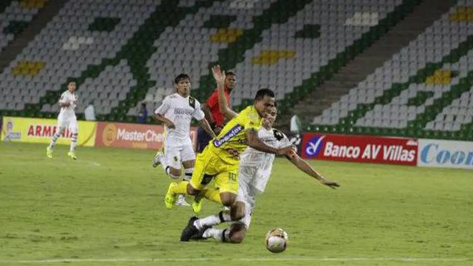 Partido de futbol colombiano, con entrada de sólo dos aficionados