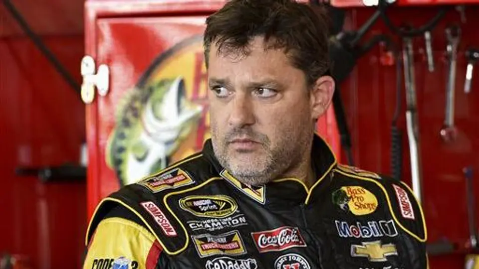 Tony Stewart atropella a piloto en pista