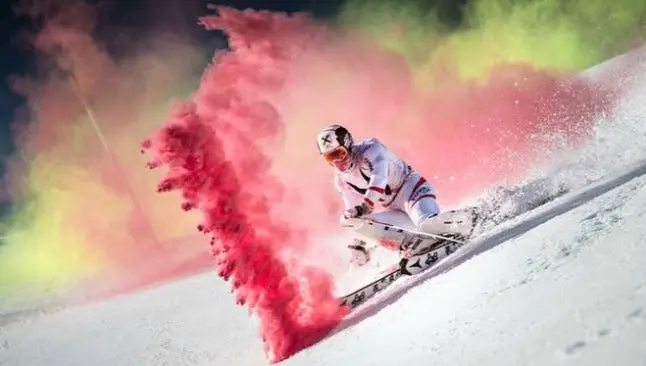 Marcel Hirscher esquía bajo una fascinante explosión de color