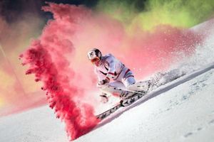 Marcel Hirscher esquía bajo una fascinante explosión de color