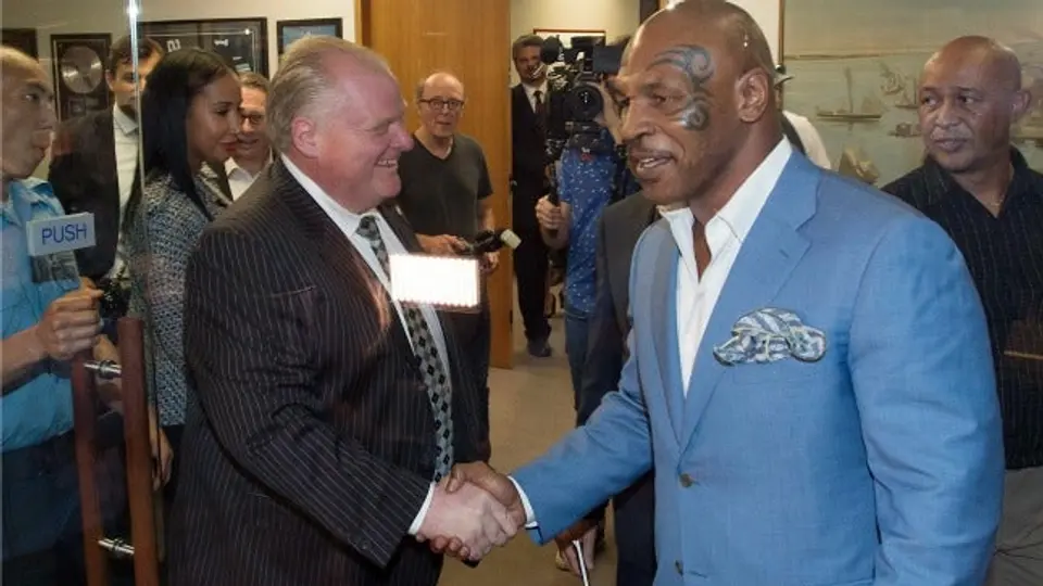 Mike Tyson rescata motociclista herido en Las Vegas