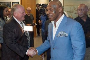 Mike Tyson rescata motociclista herido en Las Vegas