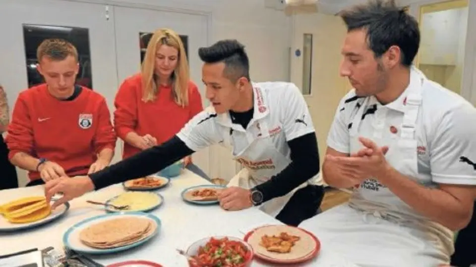 Alexis Sánchez y Santi Cazorla, chefs por un día