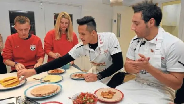 Alexis Sánchez y Santi Cazorla, chefs por un día
