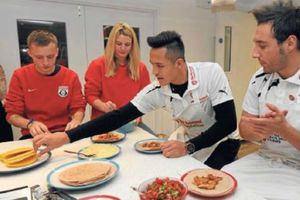 Alexis Sánchez y Santi Cazorla, chefs por un día