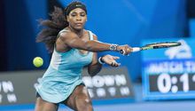 Serena Williams pide café y remonta partido en la Copa Hopman