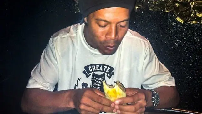 Ronaldinho disfruta de la cocina mexicana en Querétaro