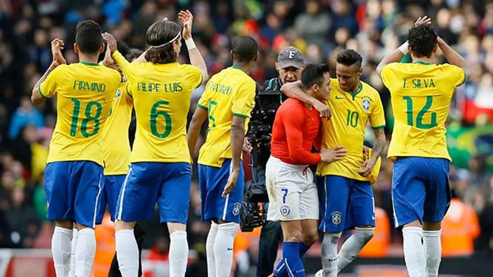 Brasil derrota a Chile y suma ocho triunfos con Dunga