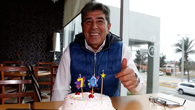 Carlos Reinoso hace unos años celebrando su cumpleaños 70 | DANIEL GÁMEZ