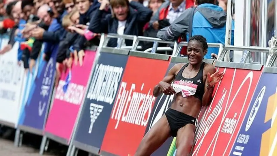 Corredora de Namibia colapsa en Maratón de Escocia