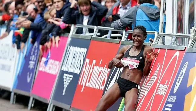 Corredora de Namibia colapsa en Maratón de Escocia