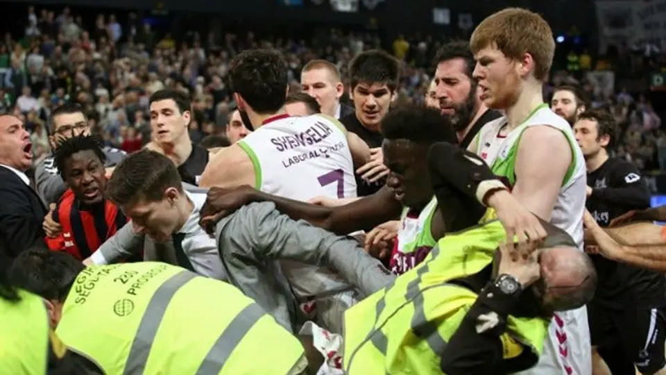Se arma batalla campal en Liga Española de Baloncesto