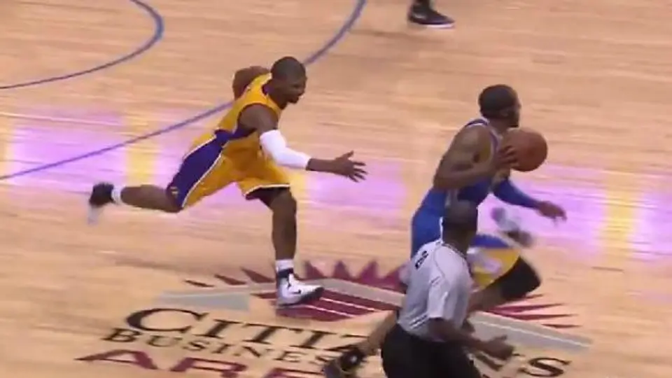Jugador de los Lakers lanza tenis para detener jugada