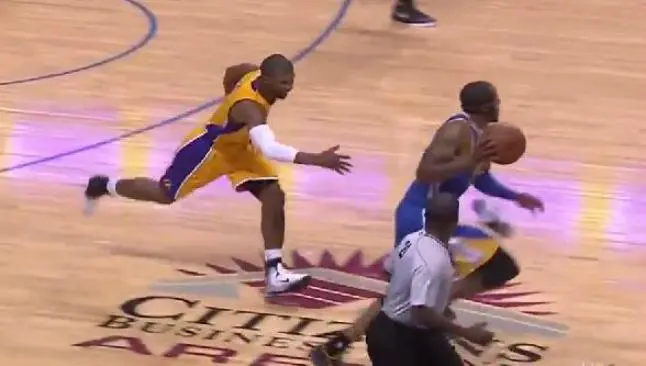 Jugador de los Lakers lanza tenis para detener jugada