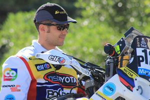 Aerolínea retira patrocinio a piloto por matar a un perro