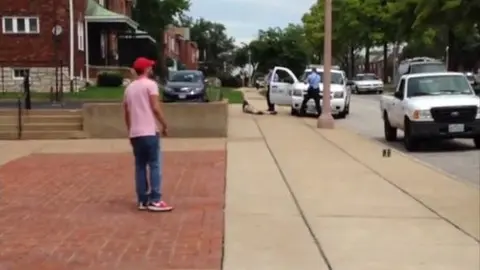 Graban muerte de hombre a manos de la policía de Missouri