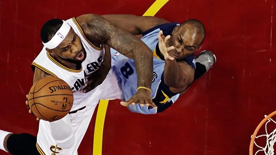 LeBron esculpe victoria de Cleveland