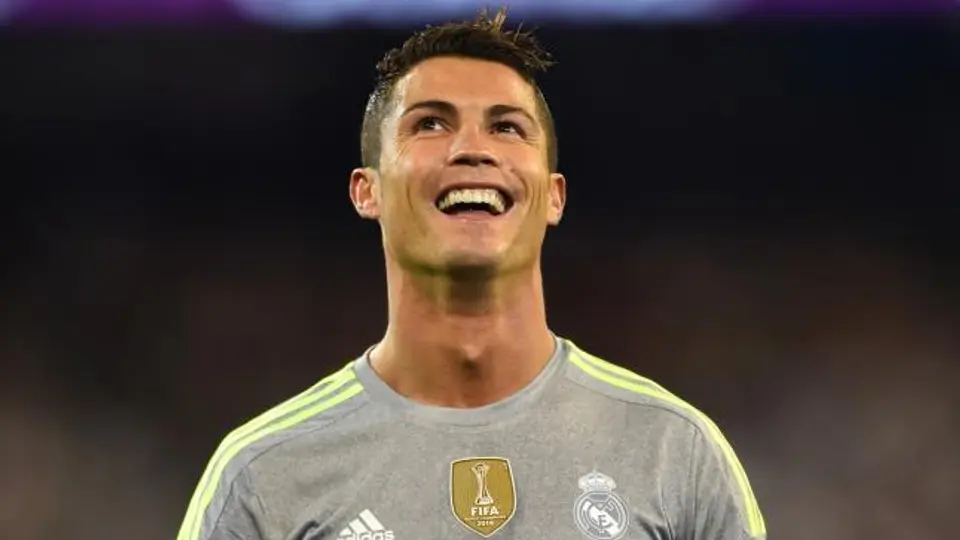 CR7 pide consejo para su nuevo corte de cabello