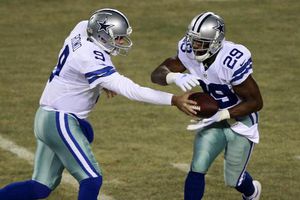 Romo y Murray guían a los Vaqueros a la victoria
