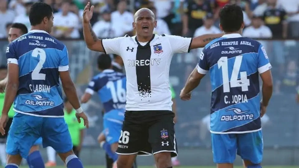 Humberto Suazo anuncia su retiro del futbol
