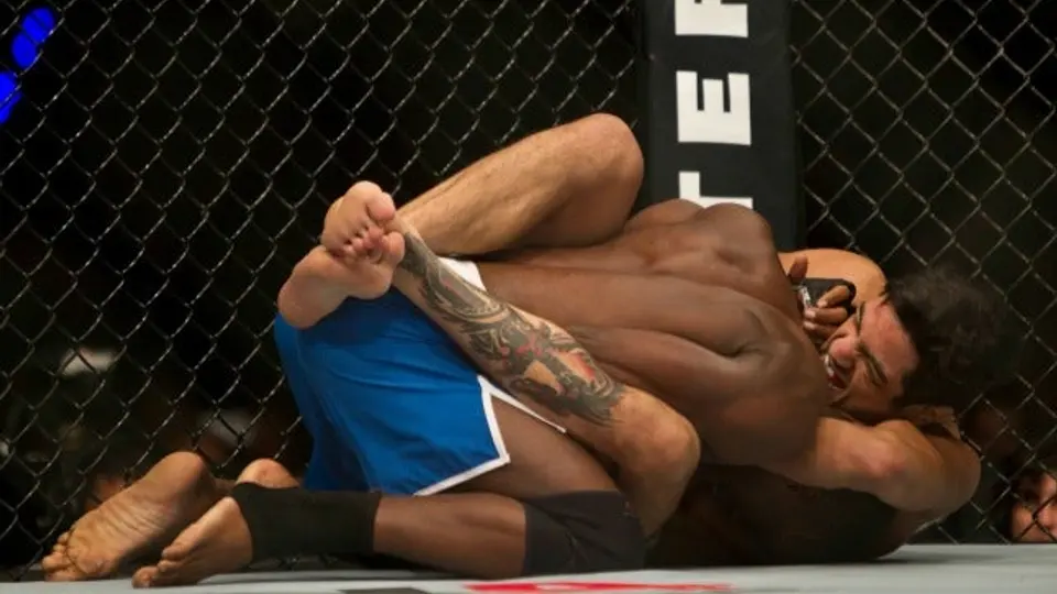 Peleador de UFC se hace del baño en pelea