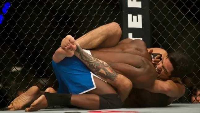 Peleador de UFC se hace del baño en pelea