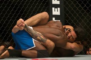 Peleador de UFC se hace del baño en pelea