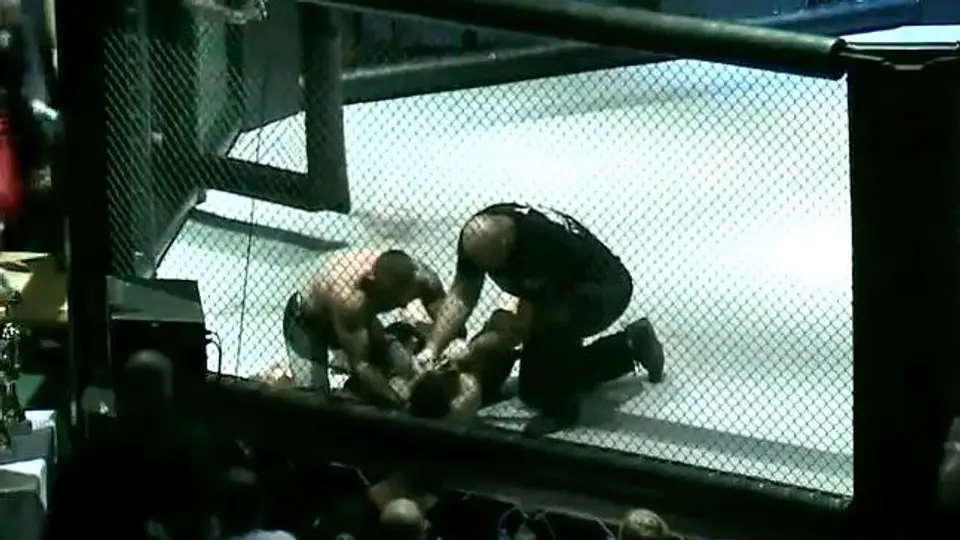 Peleador de MMA rinde a su rival y después le salva la vida
