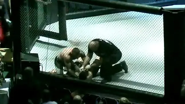 Peleador de MMA rinde a su rival y después le salva la vida