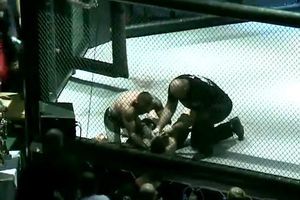 Peleador de MMA rinde a su rival y después le salva la vida