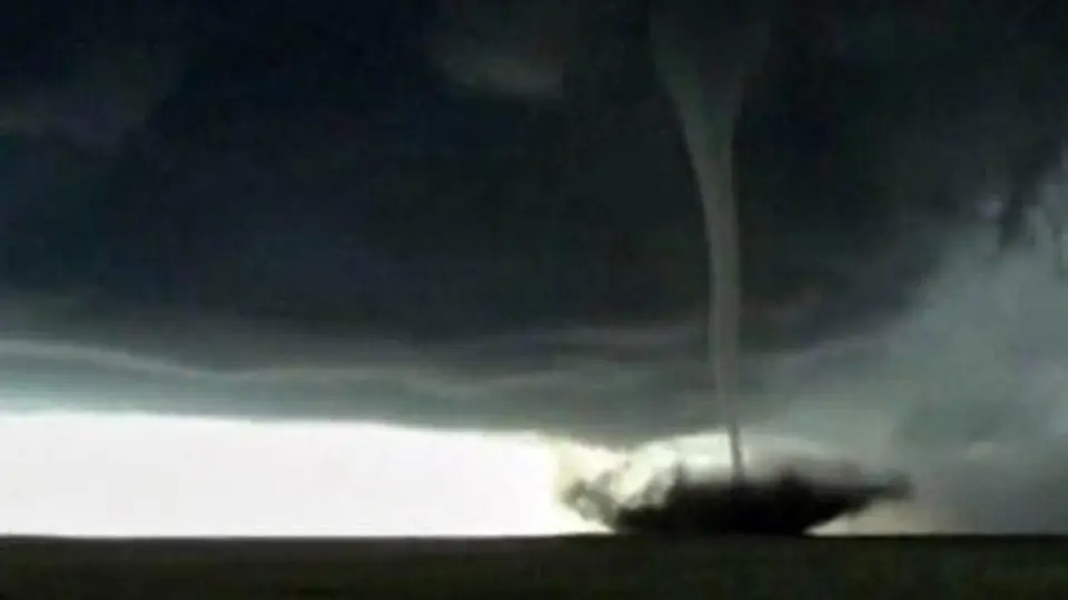 Captan el recorrido de un increíble tornado