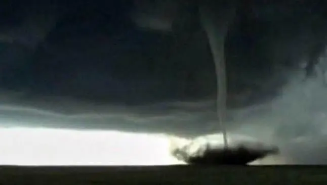 Captan el recorrido de un increíble tornado