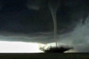 Captan el recorrido de un increíble tornado