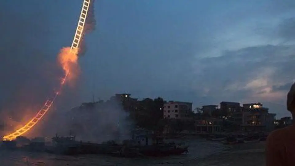 Artista chino sorprende con escalera al cielo