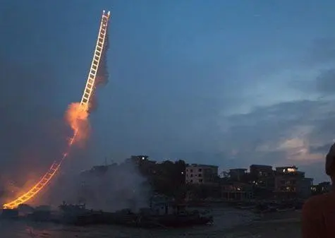 Artista chino sorprende con escalera al cielo