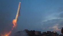 Artista chino sorprende con escalera al cielo